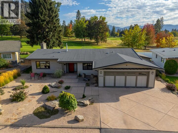 954 Fairway Crescent — photo 1