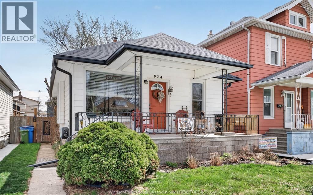 Property Photo: 924 Marentette Avenue ON N9A 2A3