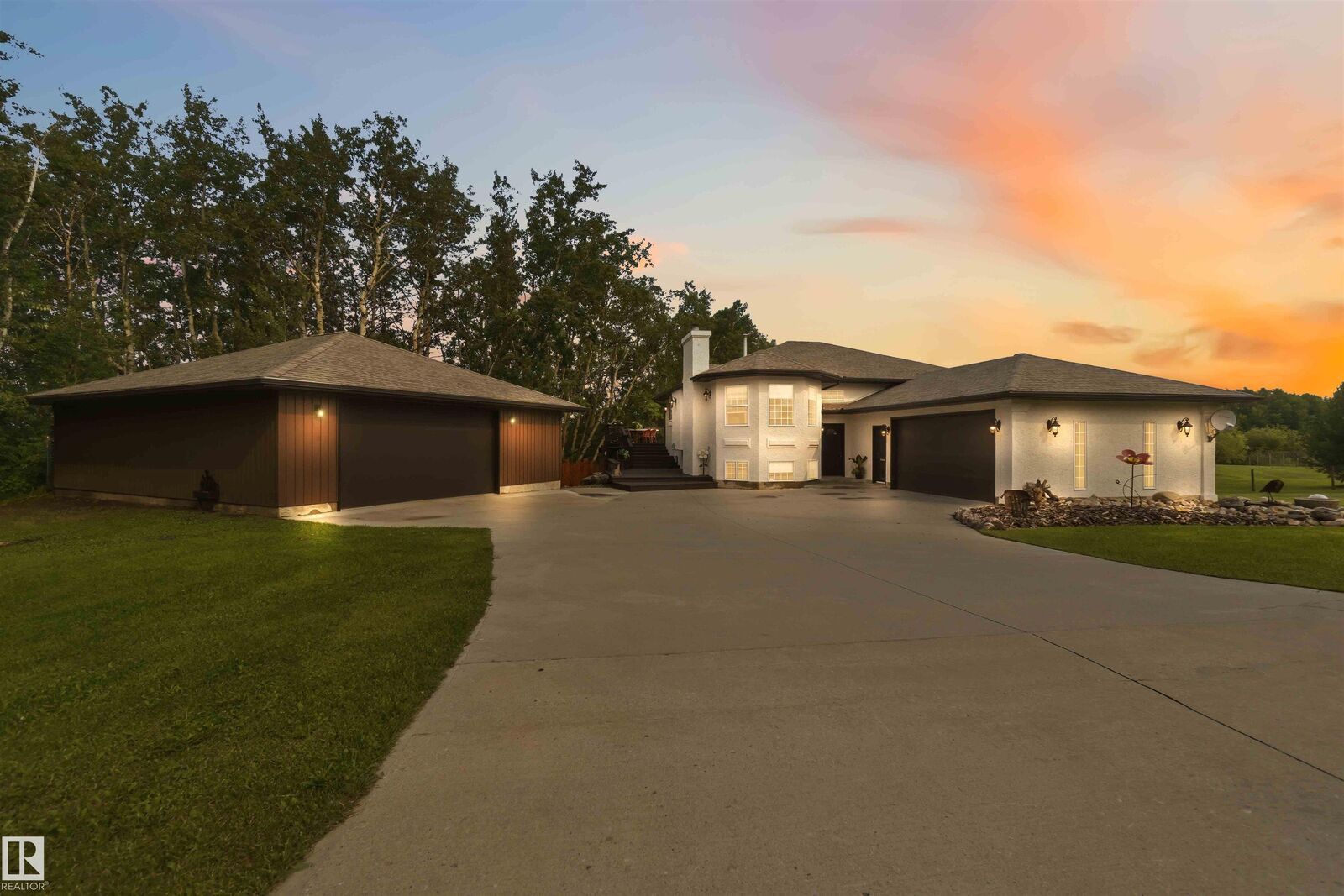 Property Photo:  52552 Rge Road 224 205  AB T8A 4R7 