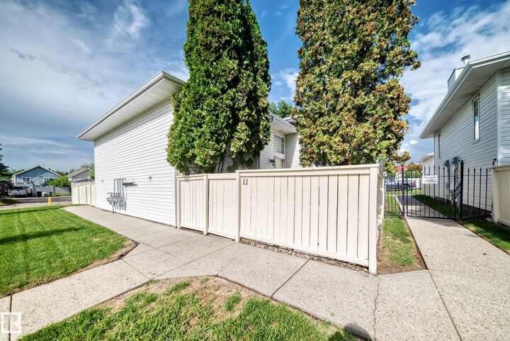 Property Photo:  11 Kirkwood Way NW  AB T6L 6W9 