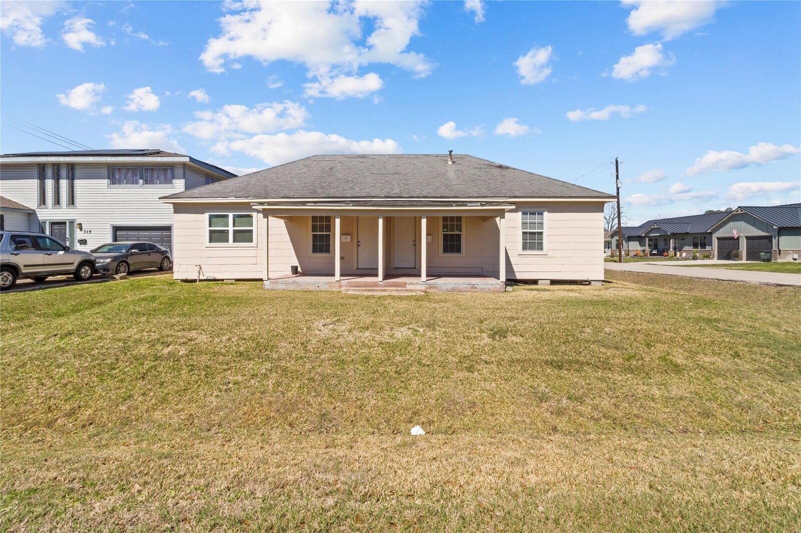 Property Photo: 319 E B Street TX 77571