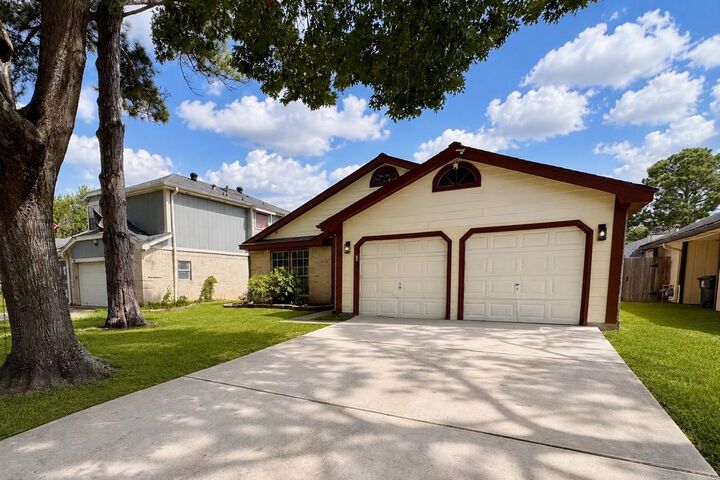 Property Photo:  11746 Plumbrook Drive  TX 77099 