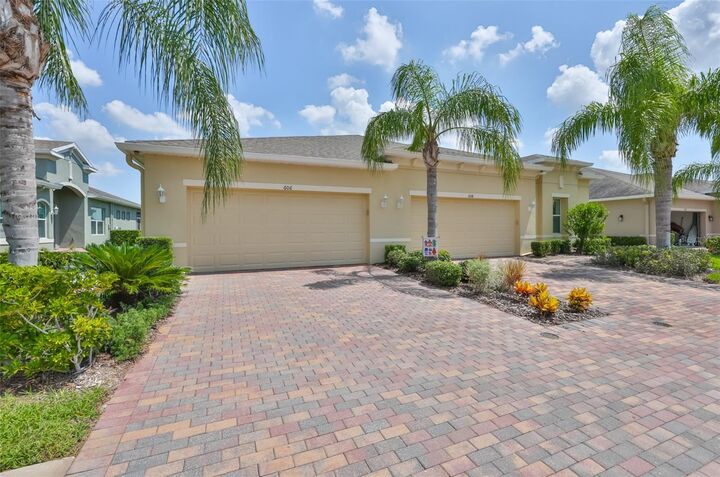 Property Photo: 606 Chipper Drive FL 33573