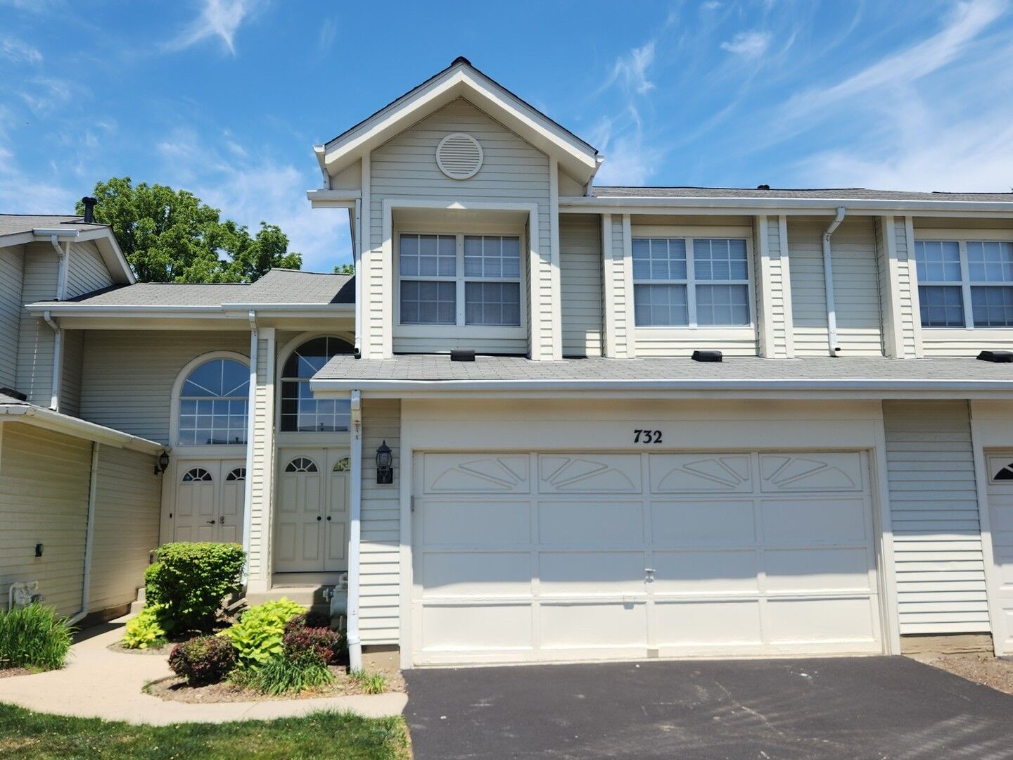 Property Photo: 732 Sturnbridge Lane IL 60173