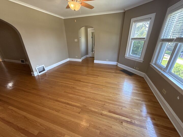 Property Photo: 5327 W Wolfram Street 1 IL 60641