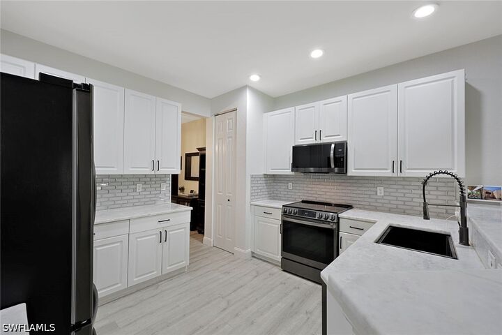 Property Photo: 1430 Mariposa Circle 102 FL 34105