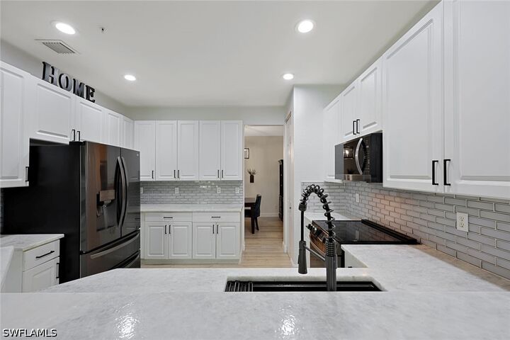 Property Photo:  1430 Mariposa Circle 102  FL 34105 