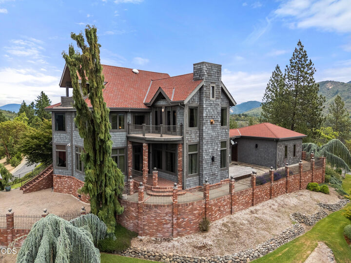 Property Photo: 928 W Woodside Street OR 97527