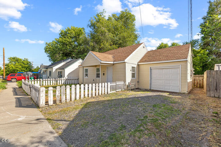 Property Photo: 432 Division Street OR 97601