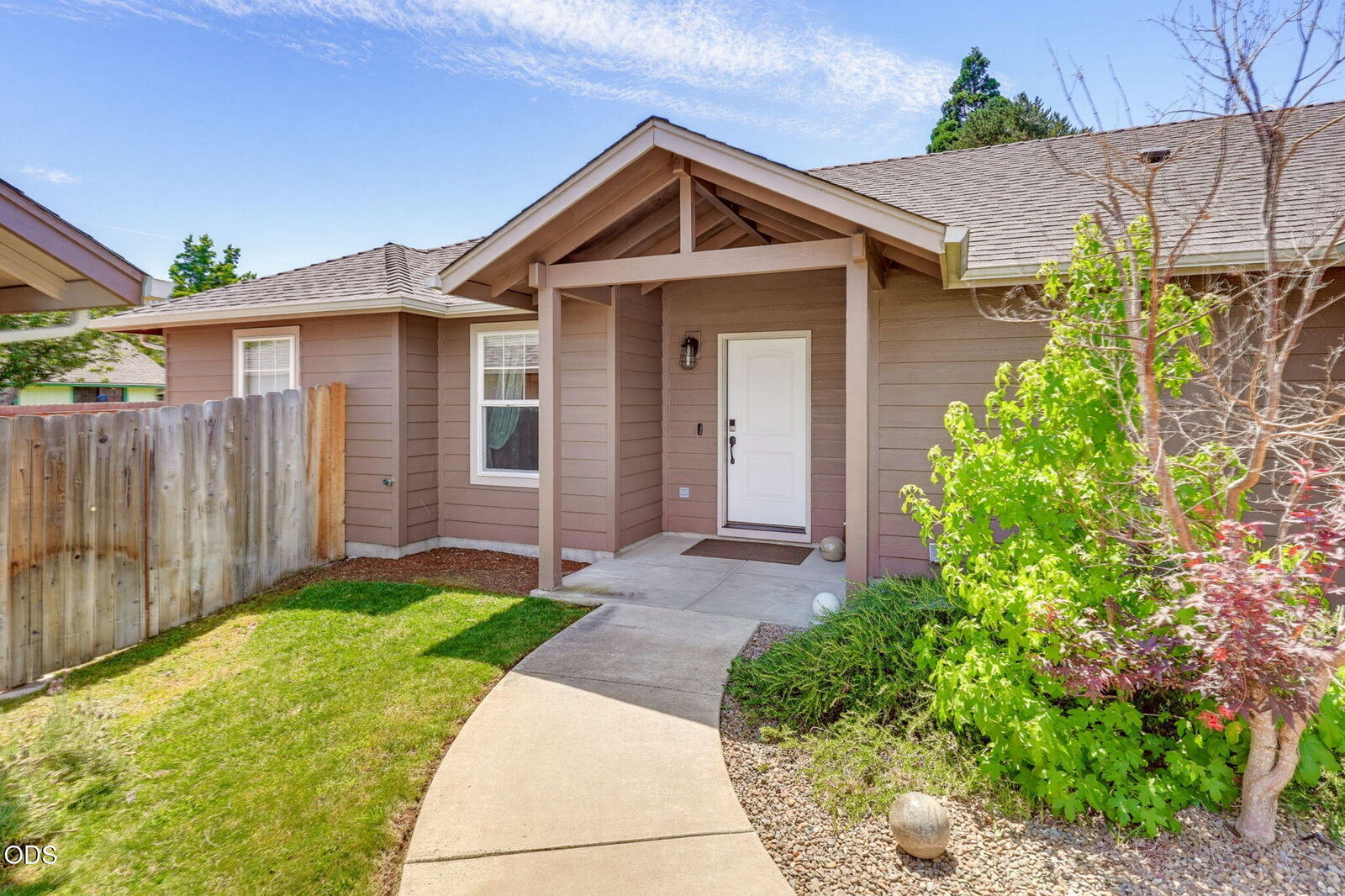 Property Photo:  1003 SE Grandview Avenue  OR 97527 