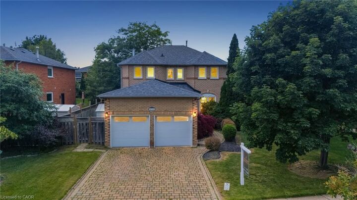 Property Photo: 4315 Credit Pointe Drive ON L5M 3J8