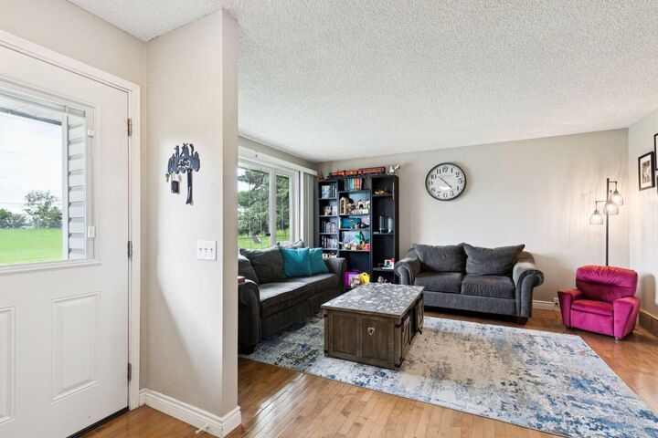 Property Photo:  4387 Dovercrest Drive SE  AB T2B 1Y3 
