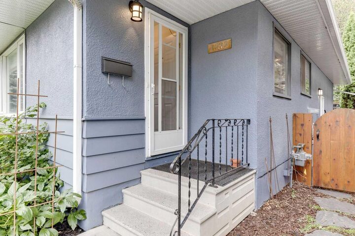 Property Photo:  1333 Rosehill Drive NW  AB T2K 1M3 