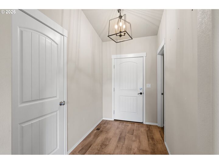 Property Photo: 122 Falcon Ct OR 97818