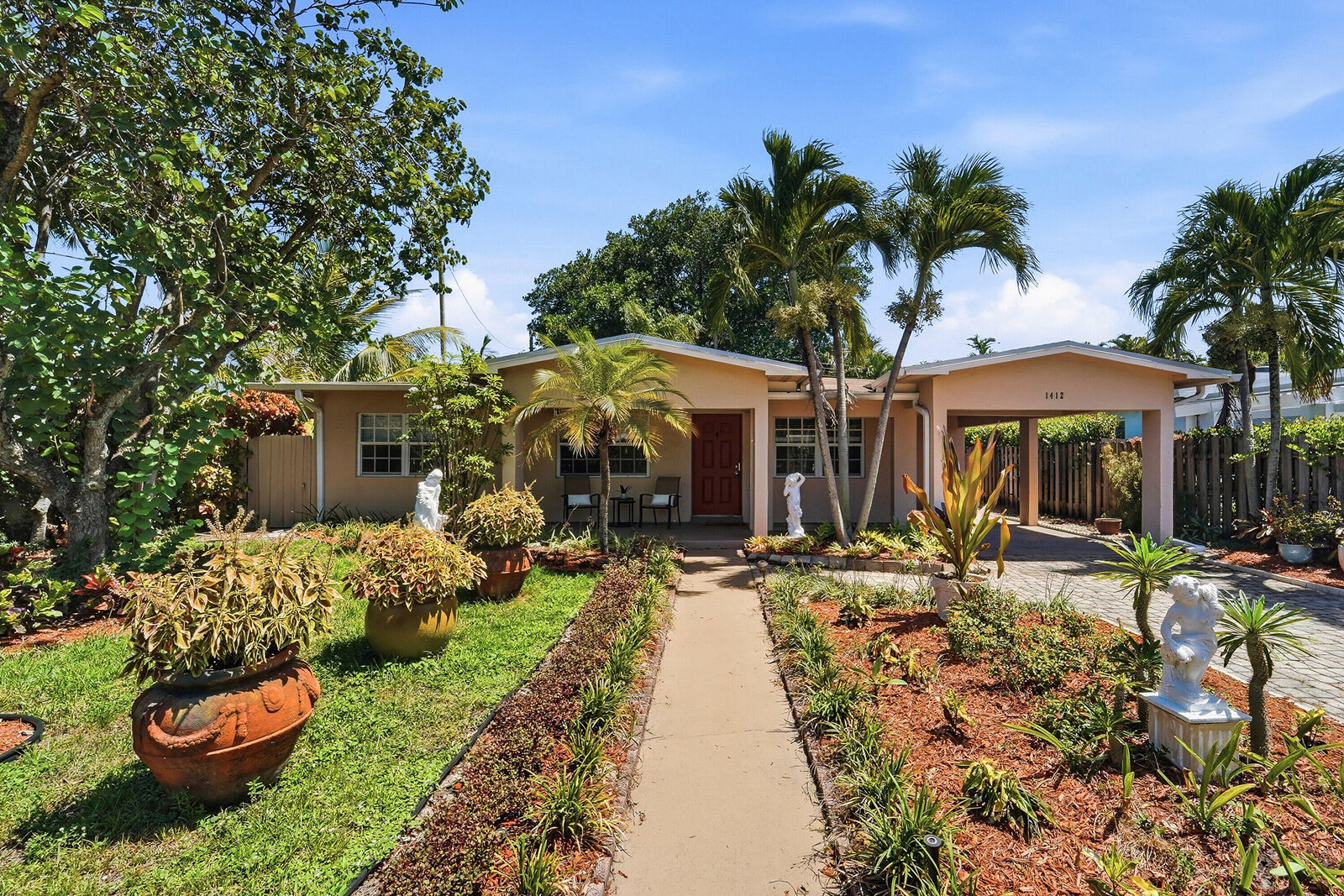 Property Photo: 1412 NE 14th Place FL 33304