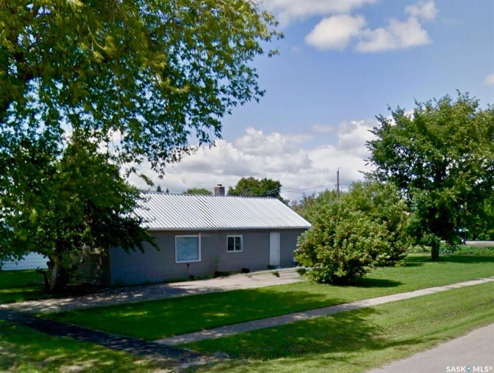 Property Photo:  200 2nd Street N  SK S0K 4P0 