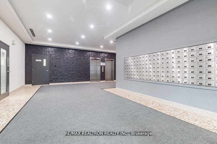 Property Photo:  21 Vaughan Road 604  ON M6G 2N2 