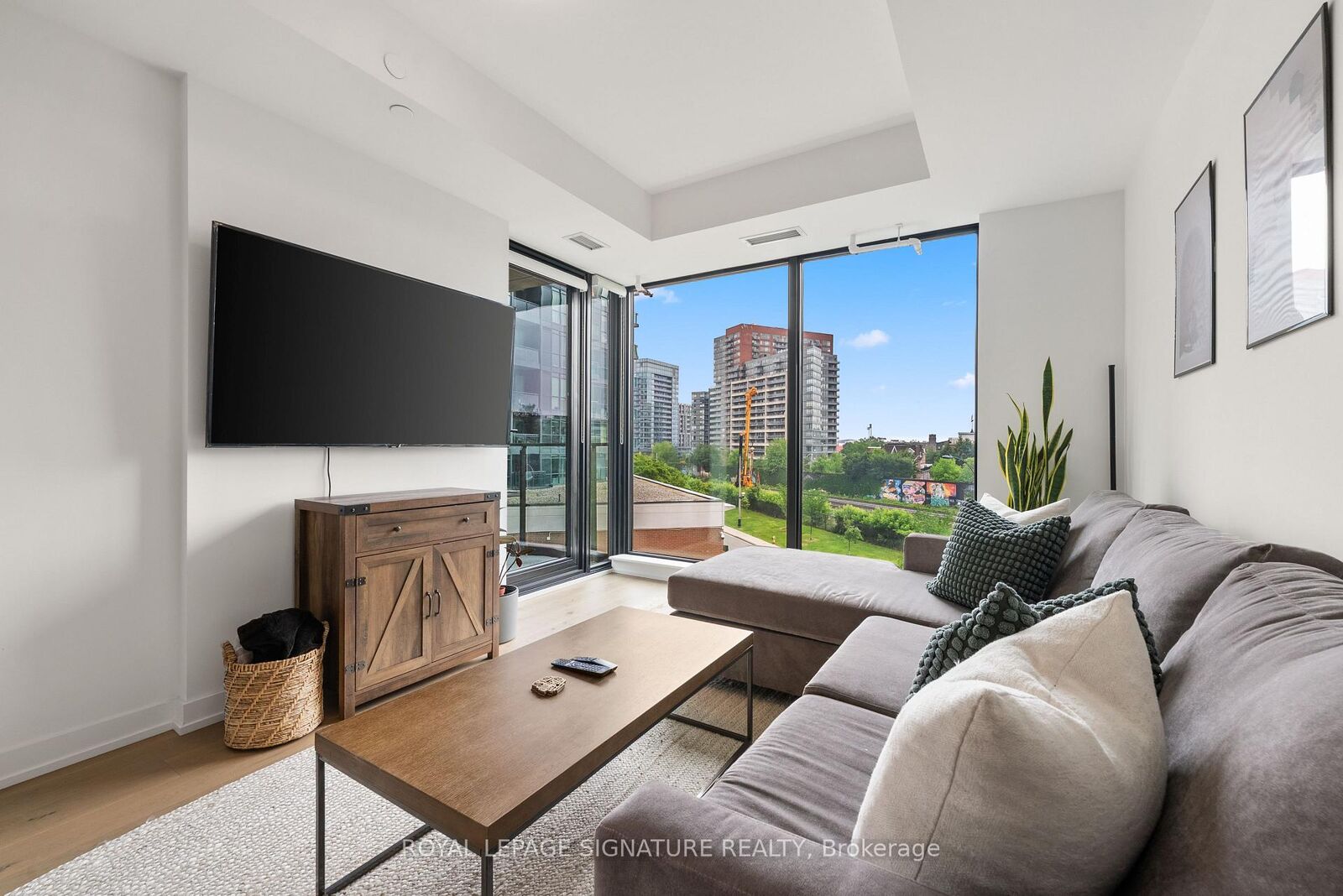 Property Photo: 200 Sudbury Street 401 ON M6J 0H1