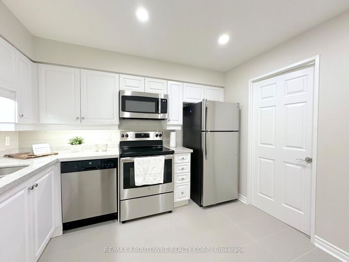 Property Photo: 17 Brookbanks Drive 104 ON M3A 3R9