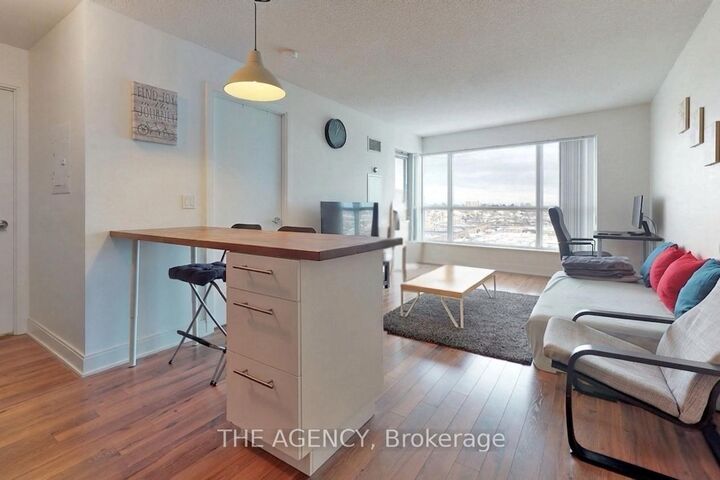 Property Photo: 135 Village Green Square 1015 ON M1S 0G4