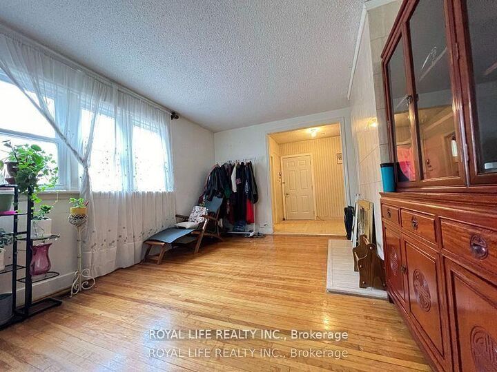 Property Photo: 33 Agincourt Drive ON M1S 1M5