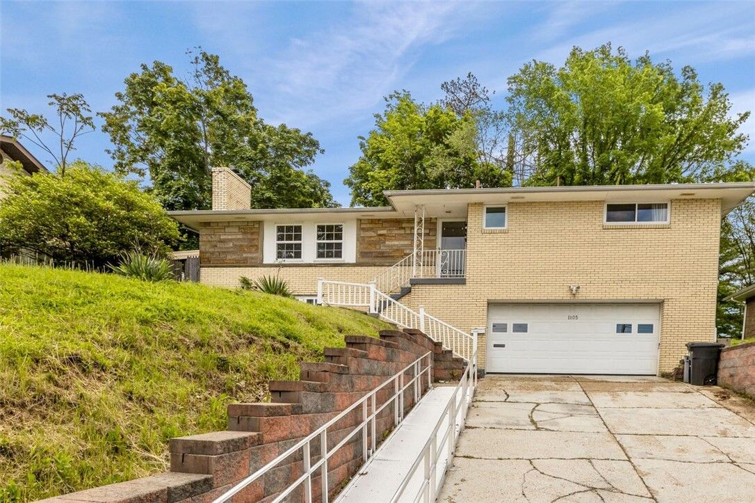Property Photo: 1105 Greentree Rd PA 15220