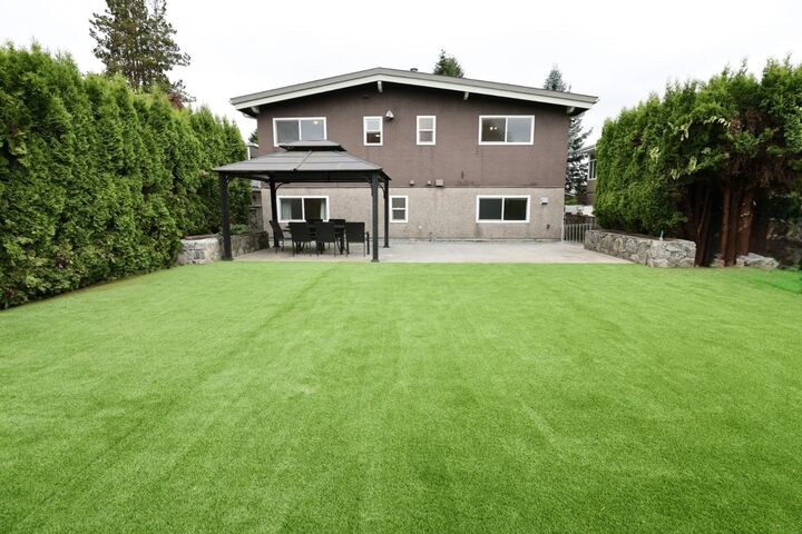 951 Everett Crescent — photo 1