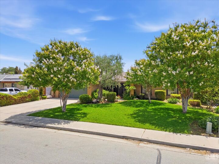 Property Photo: 704 Winchester Street CA 93309