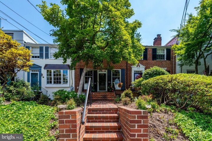 Property Photo:  826 S Royal Street  VA 22314 