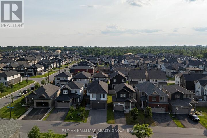 Property Photo:  57 Zaatiik Grove  ON K1X 0E5 
