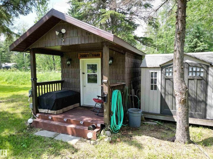 Property Photo:  304 1 Avenue  AB T0C 0T0 
