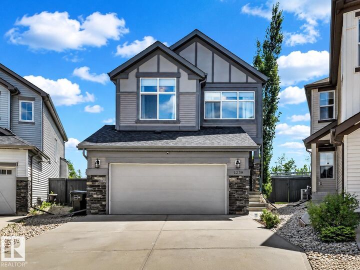 1239 Daniels Crescent SW — photo 1