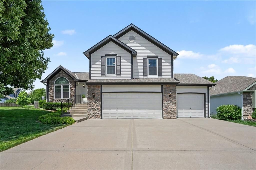 Property Photo:  986 Wellington Way  MO 64068 