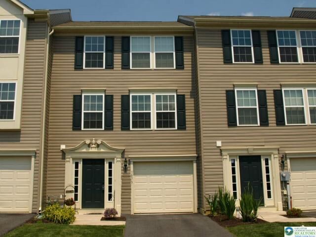 Property Photo: 1073 Sparrow Way PA 18031