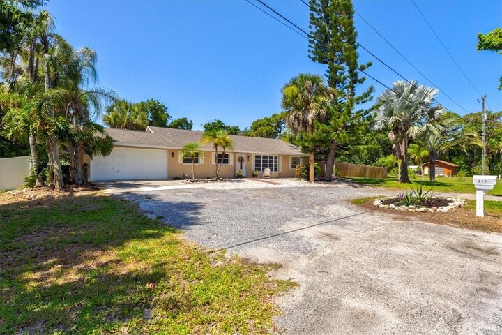 Property Photo:  211 Avenida De Bahia  FL 34275 