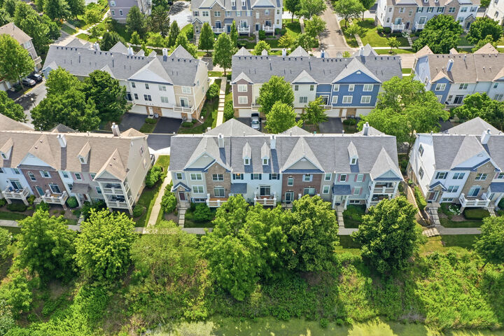Property Photo: 1103 Bartholdi Court IL 60188