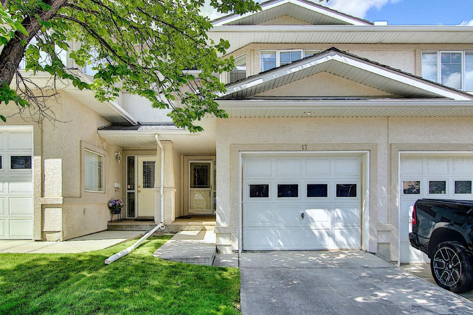 Property Photo:  17 Edgeridge Terrace NW  AB T3A 6C1 