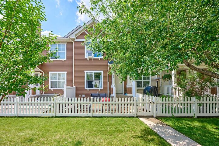 225 Elgin Gardens SE — photo 1