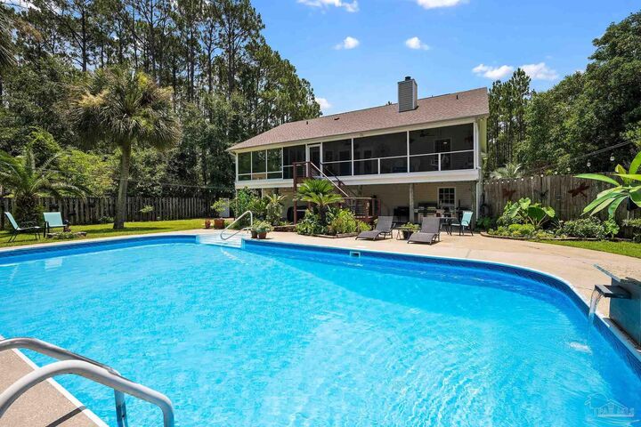Property Photo: 8132 Glenview Rd FL 32583