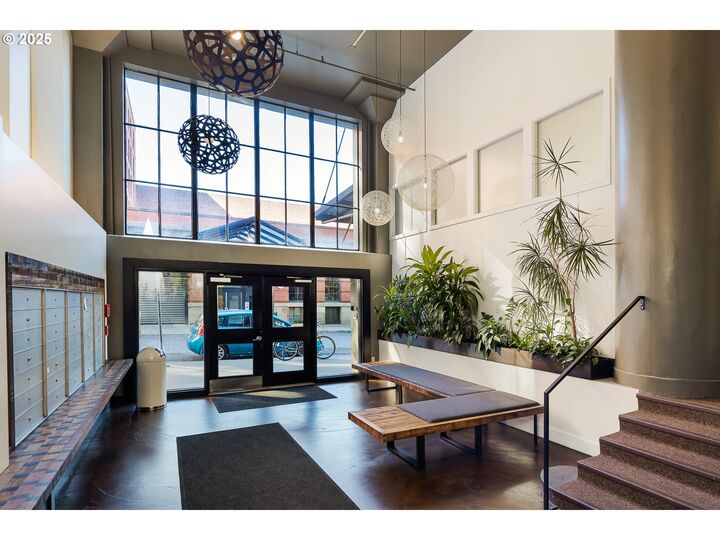 Property Photo:  1314 NW Irving St 606  OR 97209 
