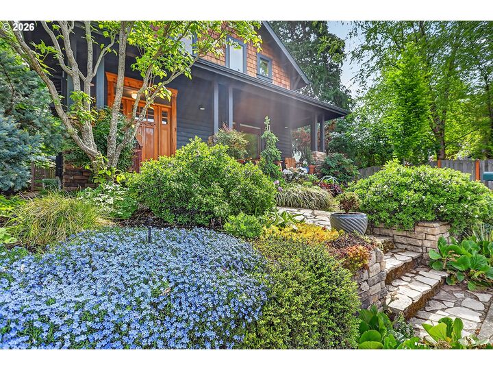 Property Photo:  811 9th St  OR 97031 
