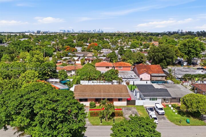 Property Photo: 1419 SW 76th Ct FL 33144