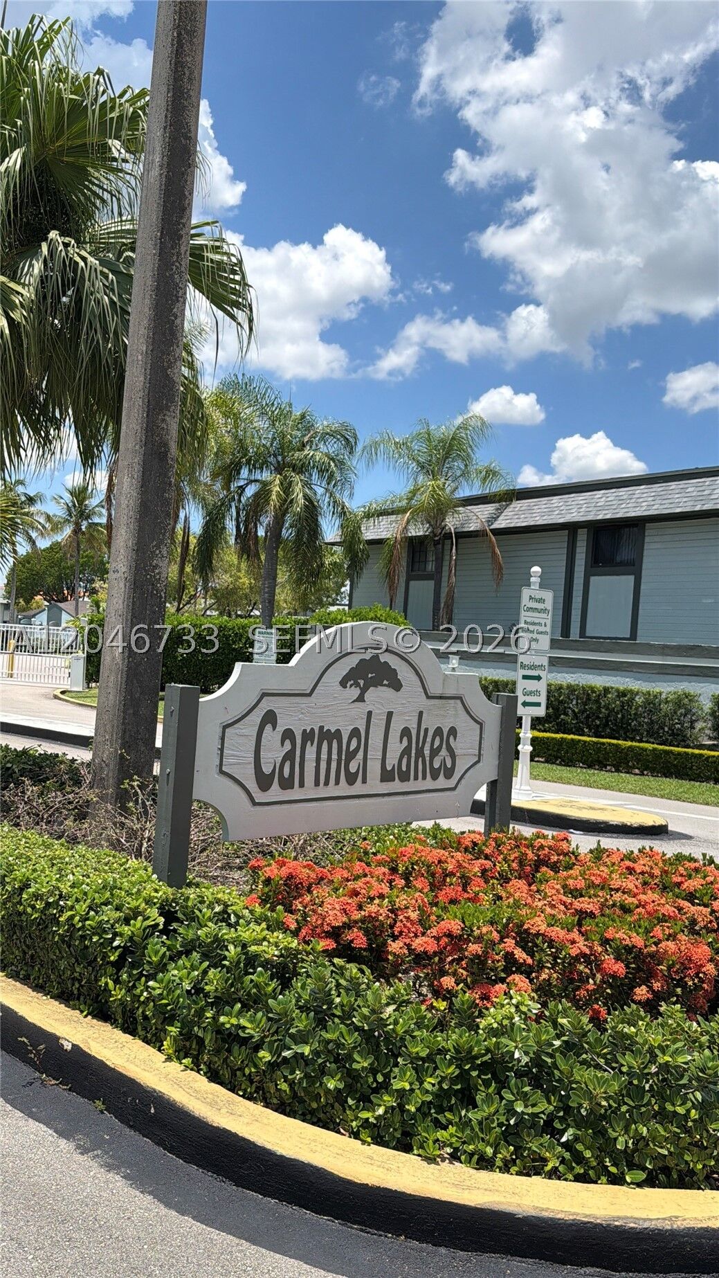 Property Photo:  469 NE 207th Ln 101  FL 33179 
