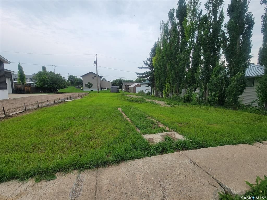 Property Photo:  22 4th Street  SK S0L 0S0 