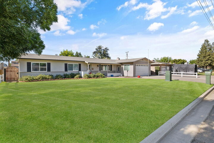 Property Photo:  1716 E Academy Avenue  CA 93274 