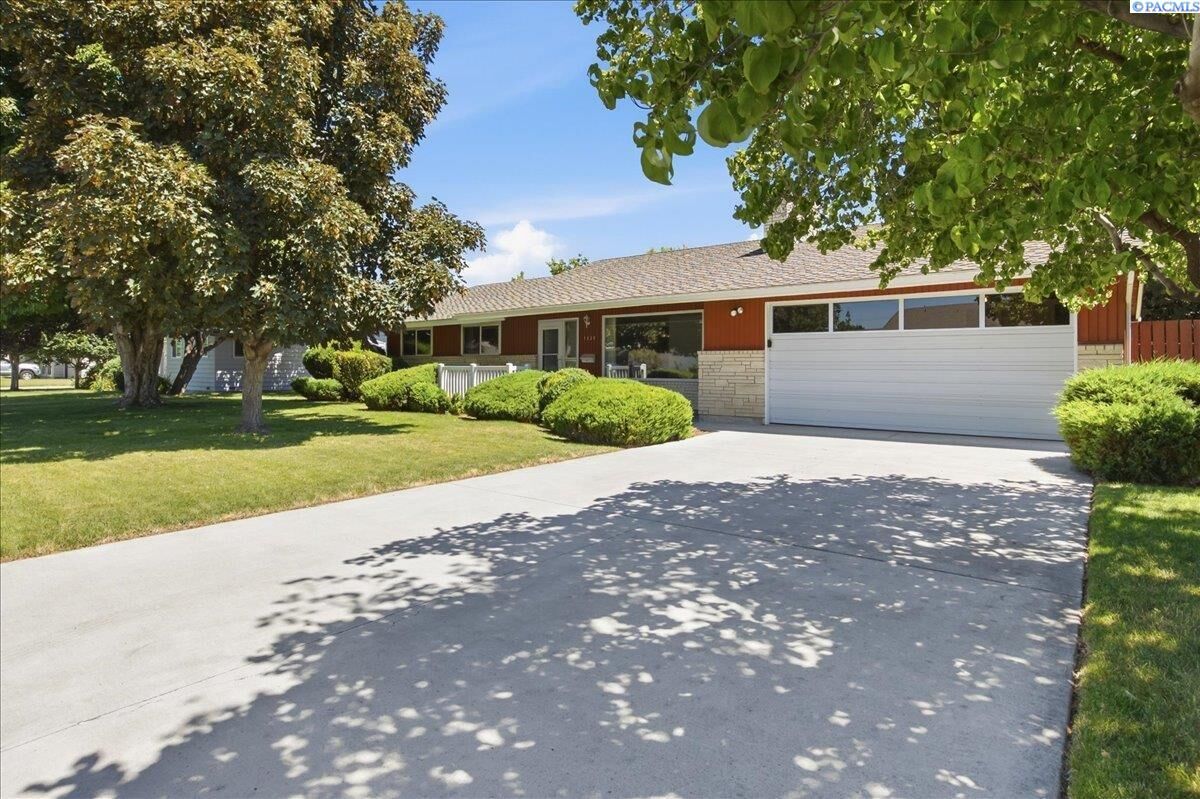 Property Photo: 1628 Butternut Ave WA 99354