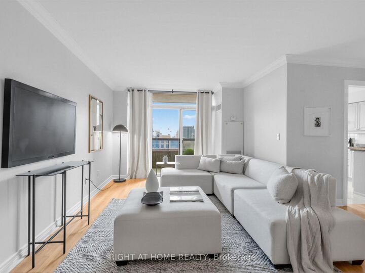 Property Photo:  18 Sommerset Way 2206  ON M2N 6X5 