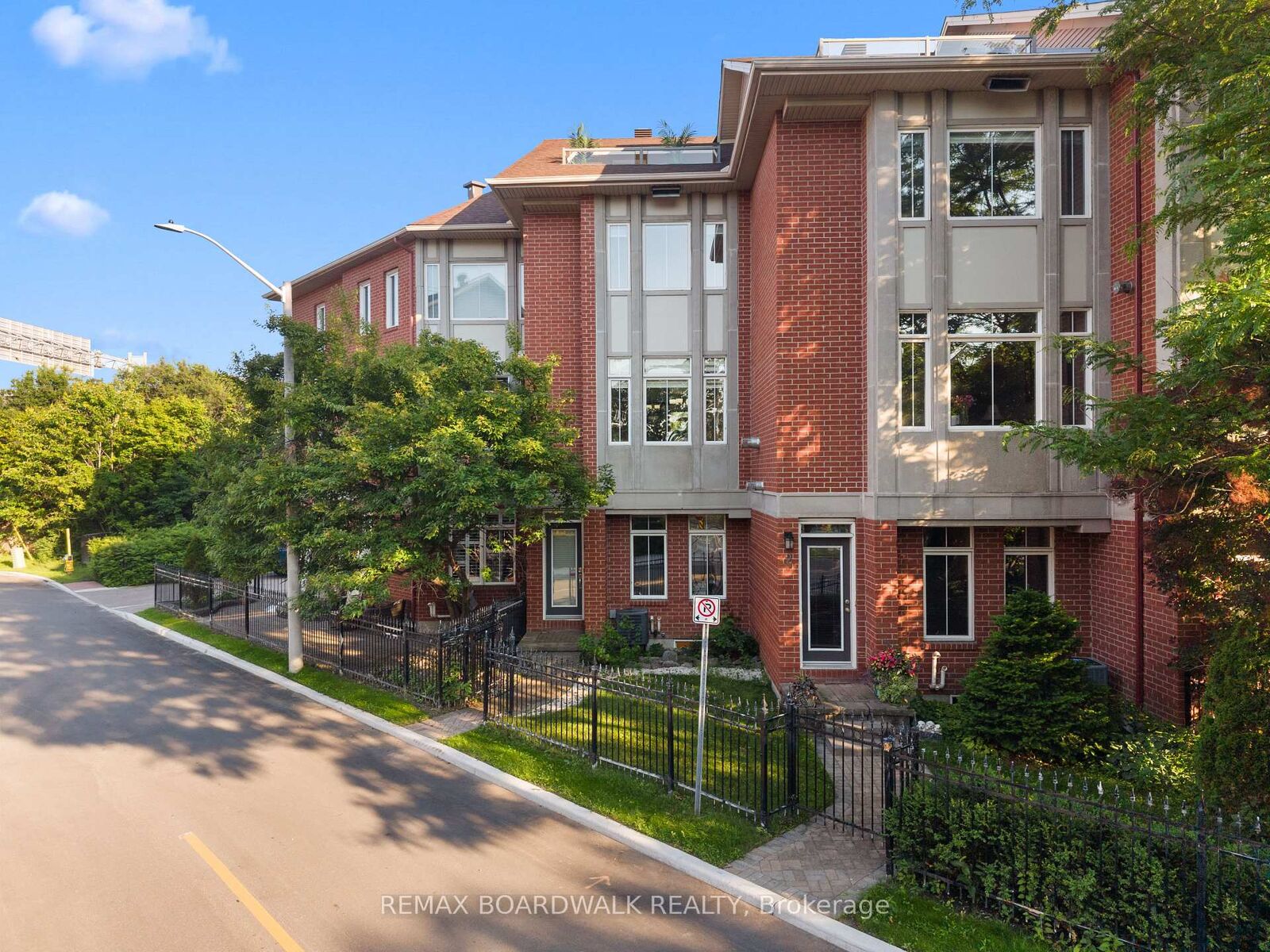 Property Photo:  4 Harvey Street  ON K1S 5S4 