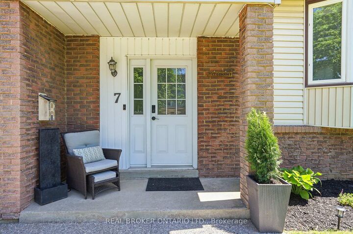 Property Photo:  7 Fairington Crescent  ON L2N 5W2 