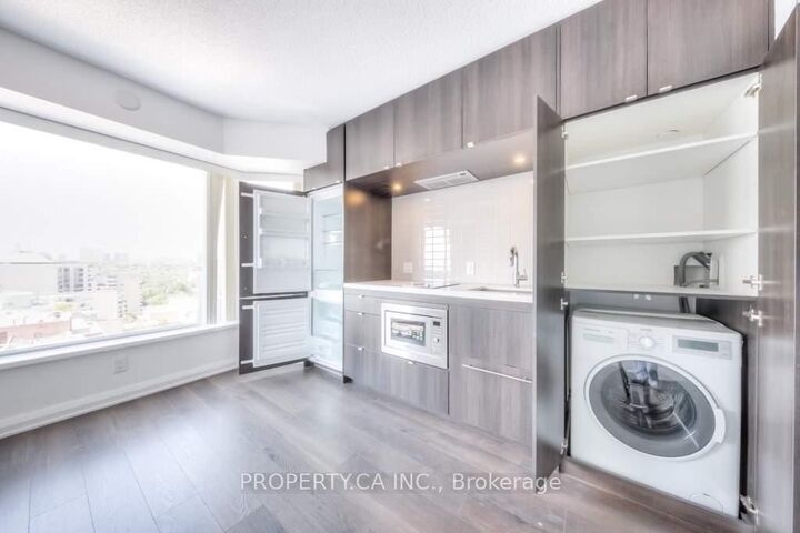 Property Photo:  155 Yorkville Avenue 1520  ON M5R 1C4 